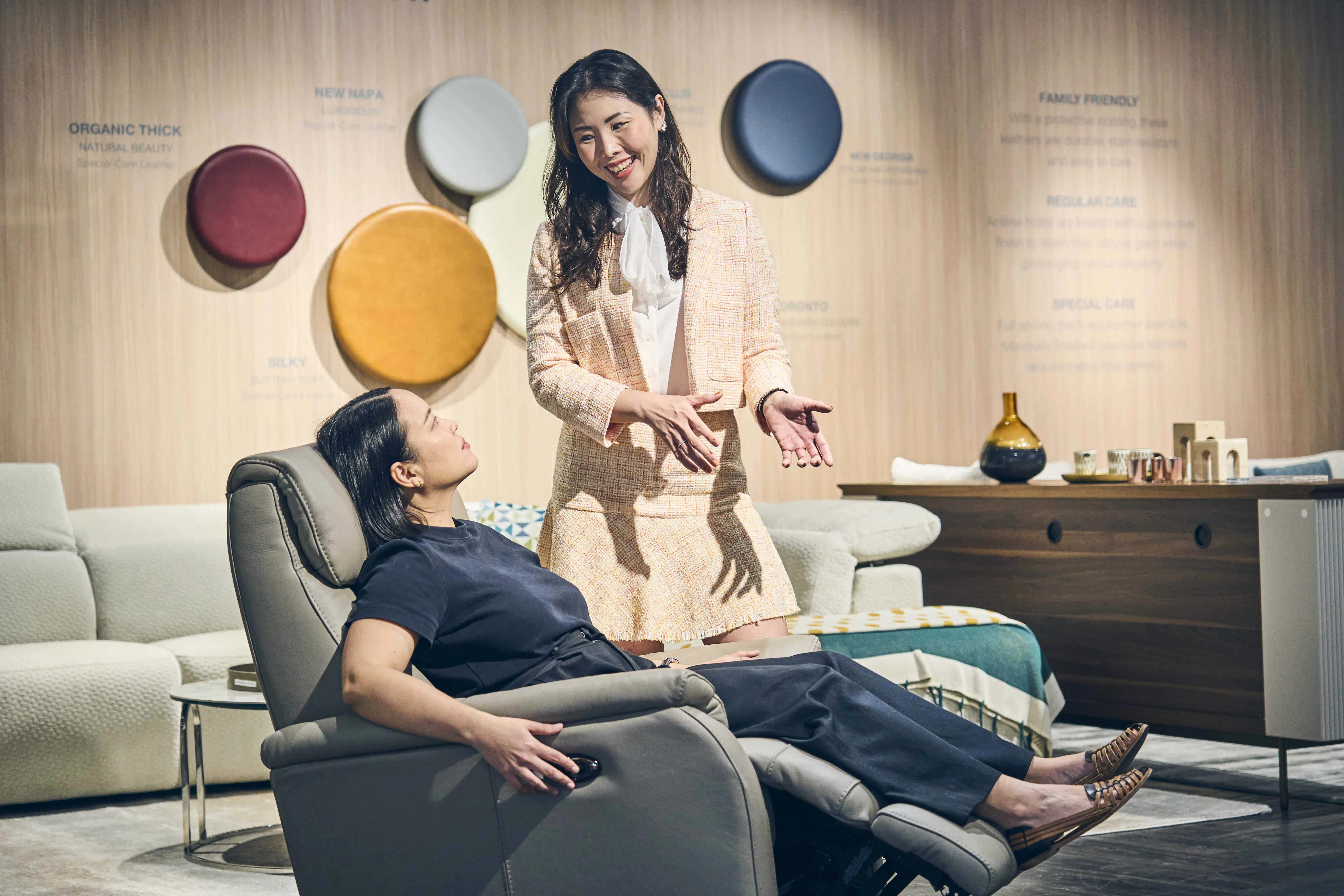 潘美琪自少年时期就在家族企业帮忙，并于2013年被任命为零售品牌HomesToLife的负责人。图中的可调节躺椅是她参与营销的第一项产品。（图/新报业媒体）