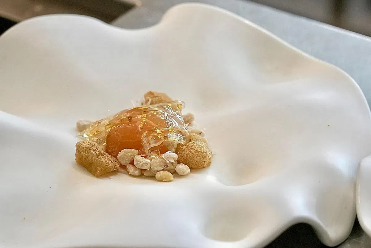 甜品“创造”集合了陈龙温喜爱的亚洲食材，如：枇杷、桂花、韩国松子等。