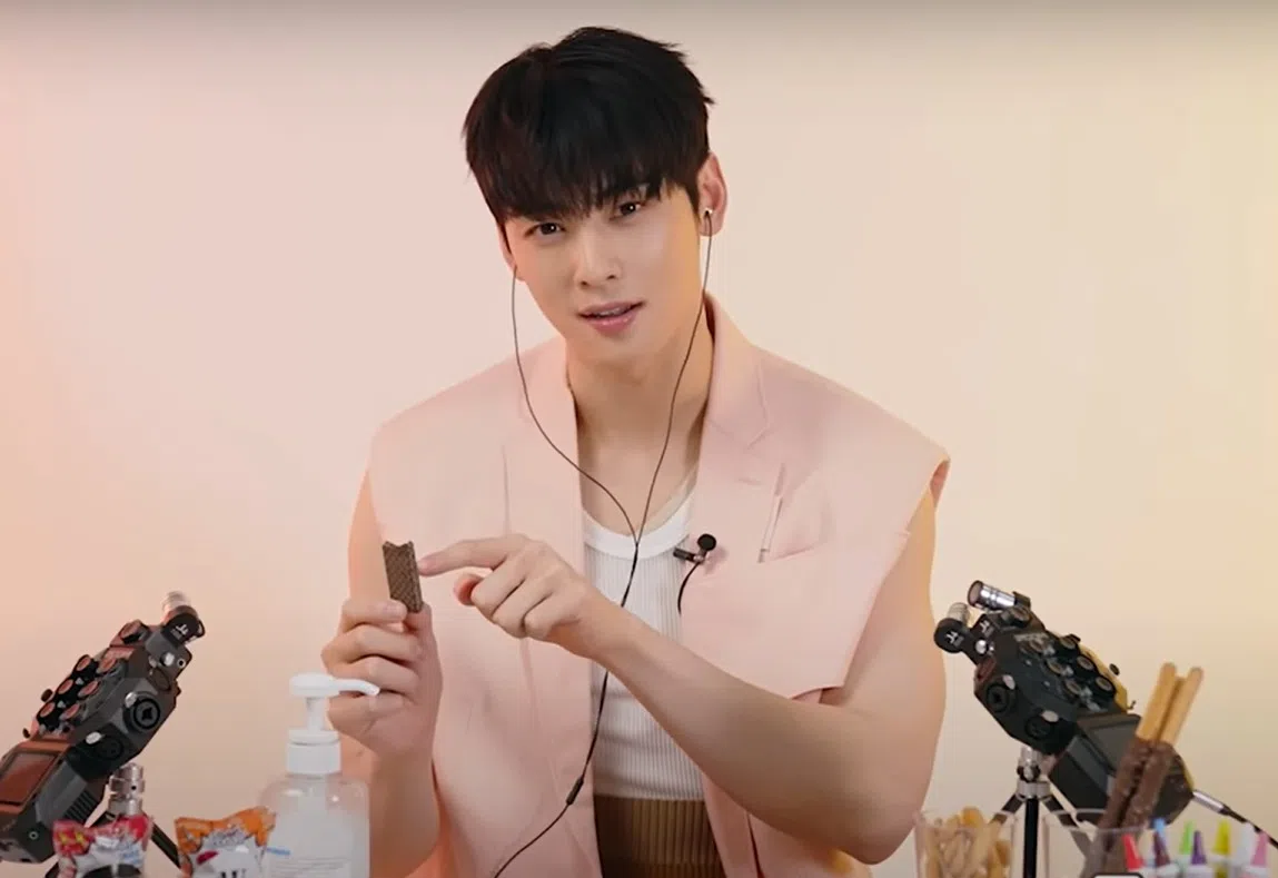 车银优试吃各种巧克力零食时，对薄荷巧克力赞不绝口。（取自W Korea Youtube频道）