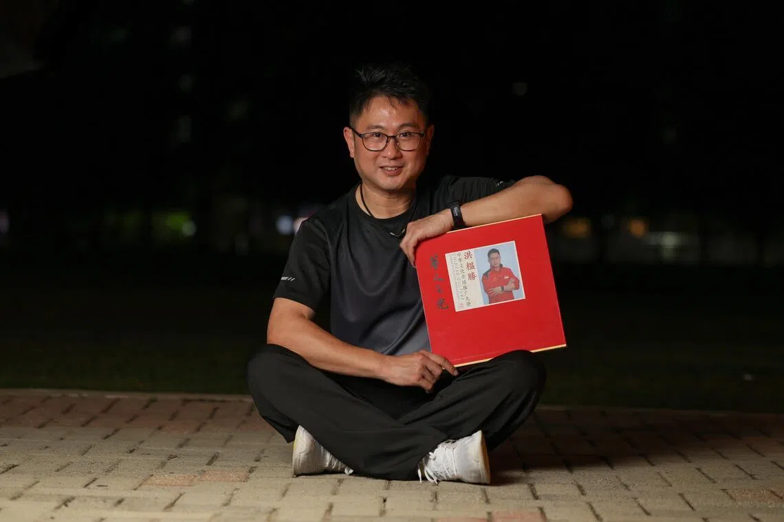 洪榅胜的个人成就与肖像，被收录在由马来西亚、韩国、乌克兰及日本联合出版的《世界邮票纪念首日封珍藏册》中。（龙国雄摄）