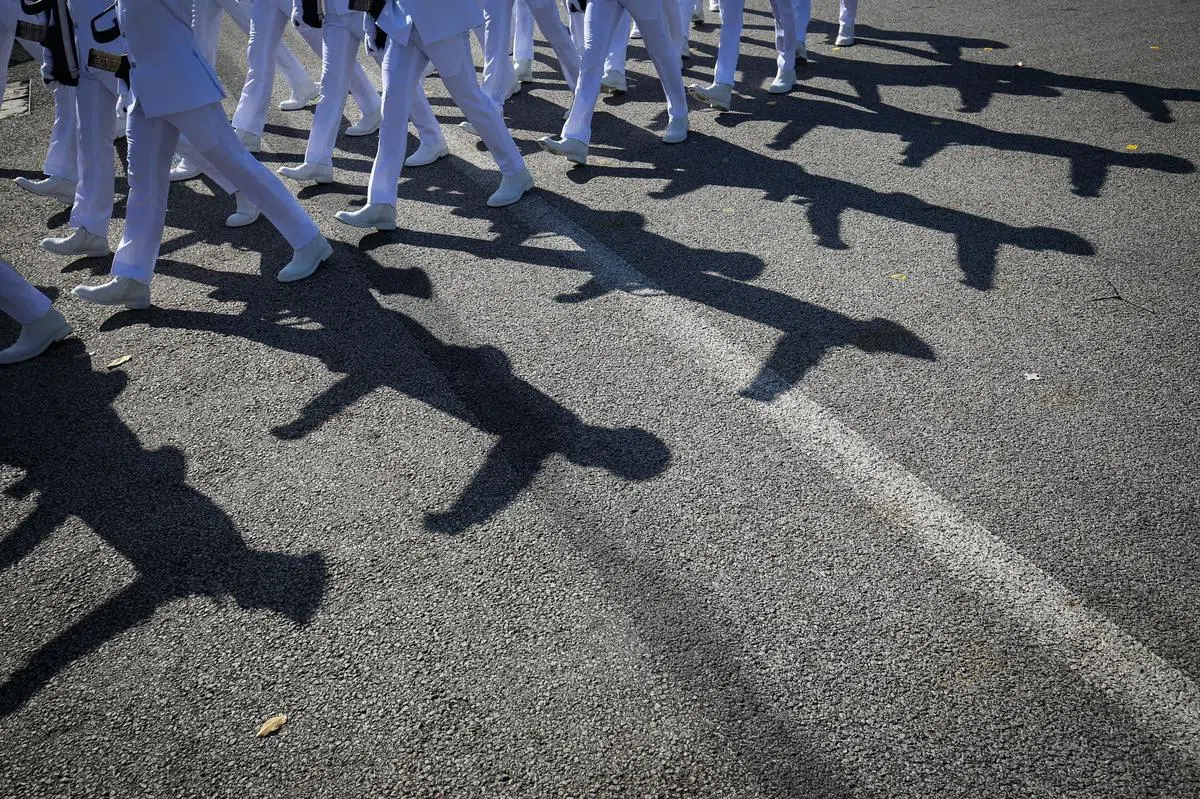 仪式虽然简单，但检阅礼还是保持了以往的庄严，让场面依然感动人心。（李健玮摄）