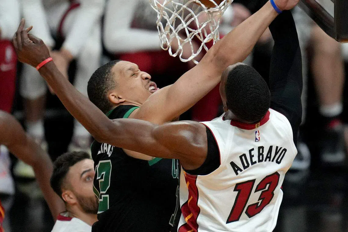 热浪中锋阿德巴约（13号）空接单手暴扣凯尔特人小前锋威廉姆斯，引起现场一片沸腾。（路透社）