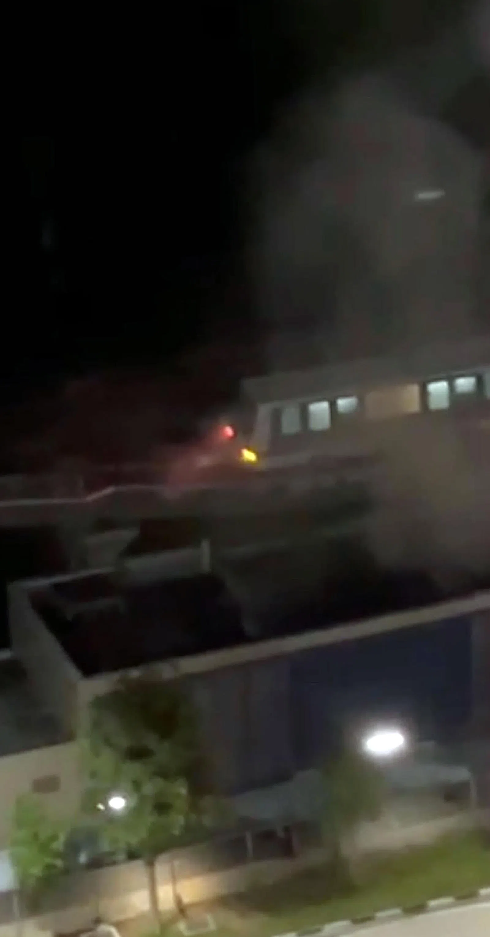 列车在行驶时冒烟。（受访者提供）