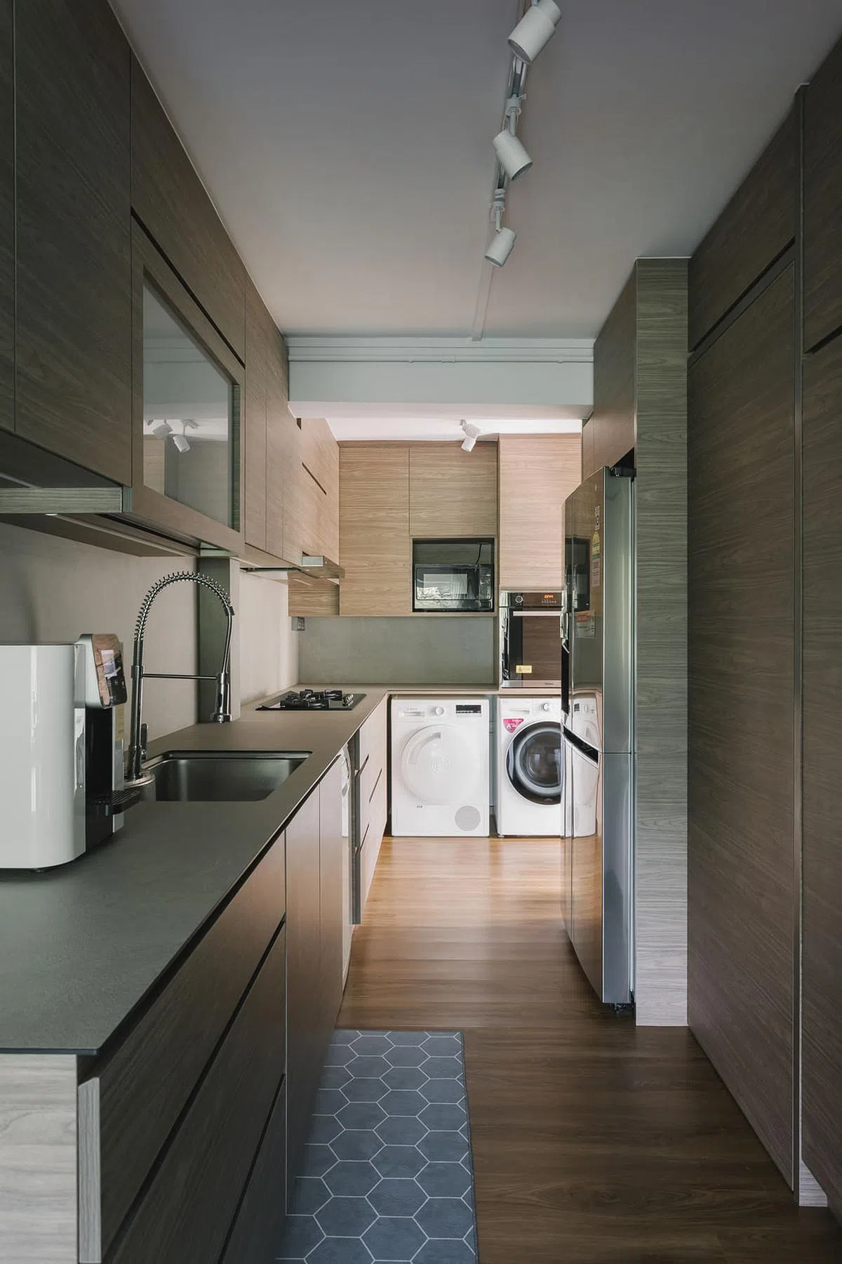 深长厨房设置了整齐的橱柜，右边是隐蔽式的厕所入口。