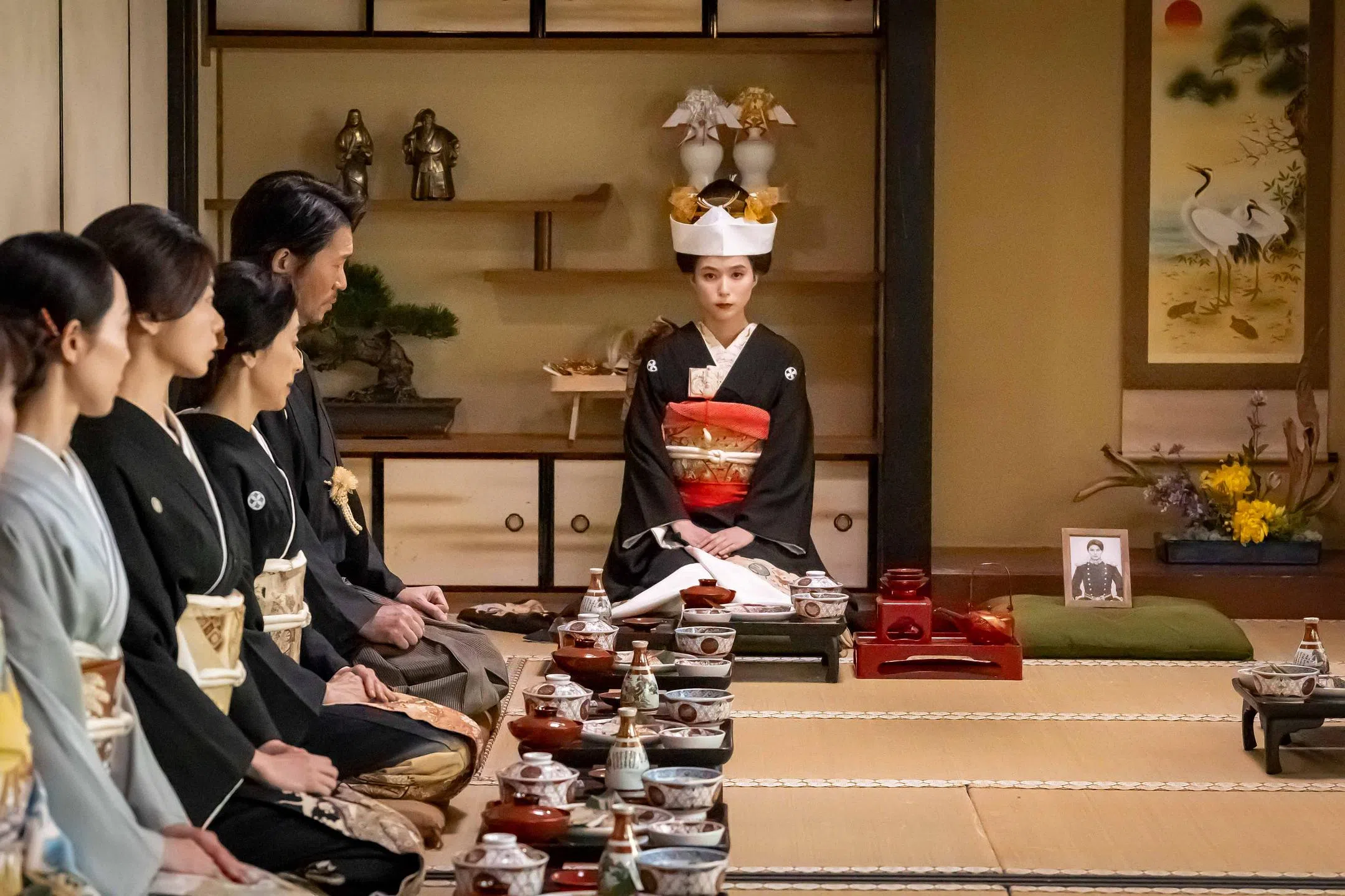 夏美（芳根京子饰）结婚时，身旁不见新郎泷昌（本田响矢饰），而用其照片代替。（互联网）