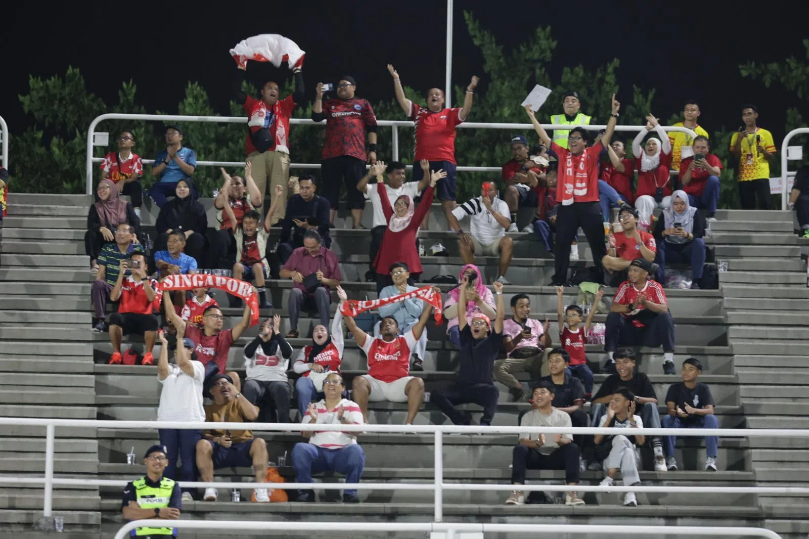 数百名新加坡球迷远道而来，前来支持参加雪兰莪苏丹杯的新加坡名宿队和新超联赛挑选队。（新加坡足球总会提供）