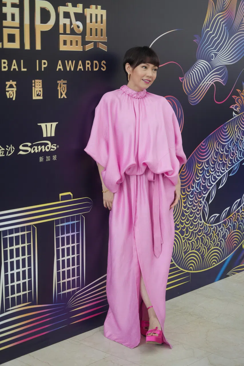 陈洁仪身穿一袭粉紫红色的连身蓬松长裙。（谢智扬摄）