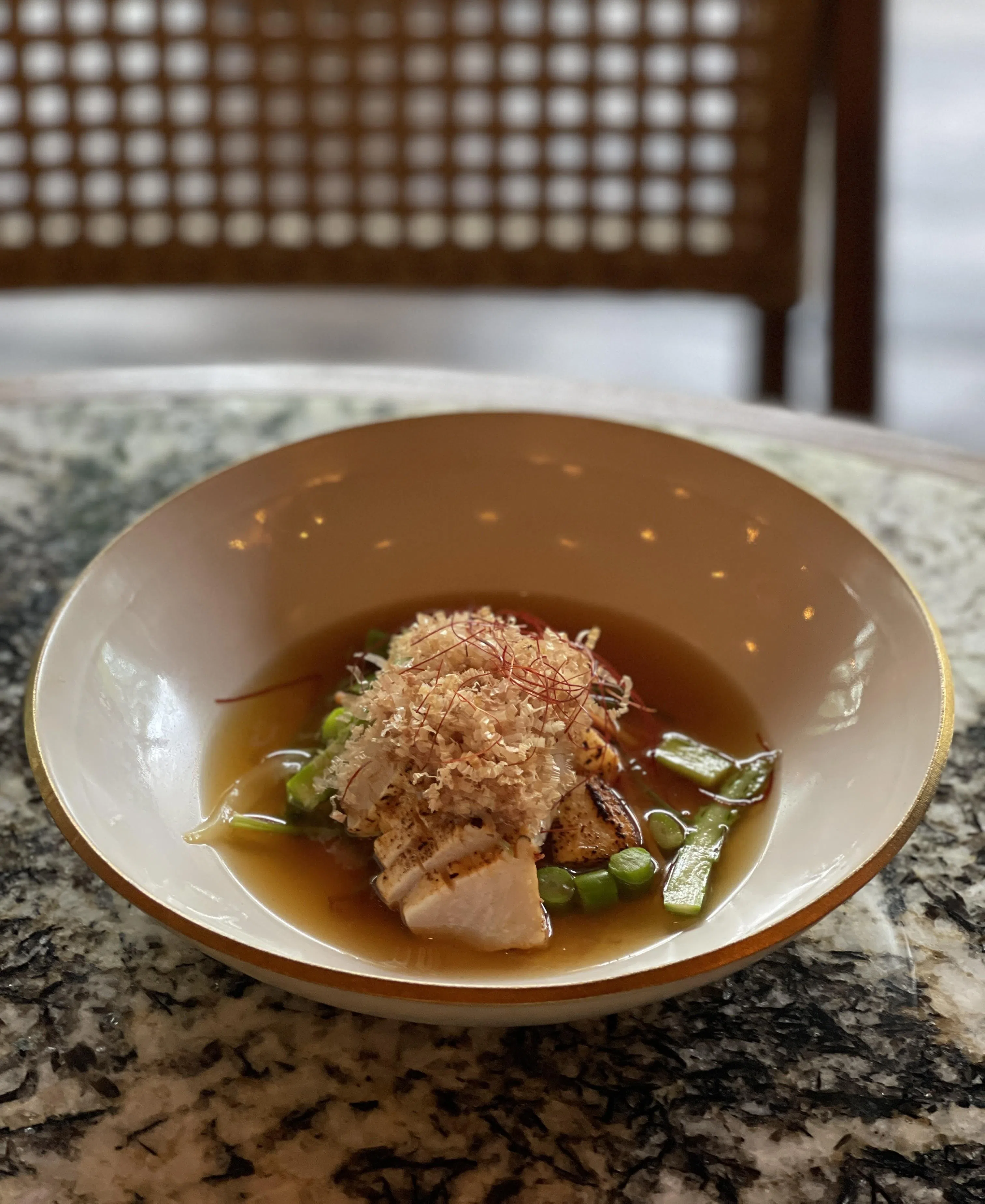 “Slapped by a Marlin”将剑鱼表面烤至焦香，内部仍保留半生状态。（黄靖晶摄）