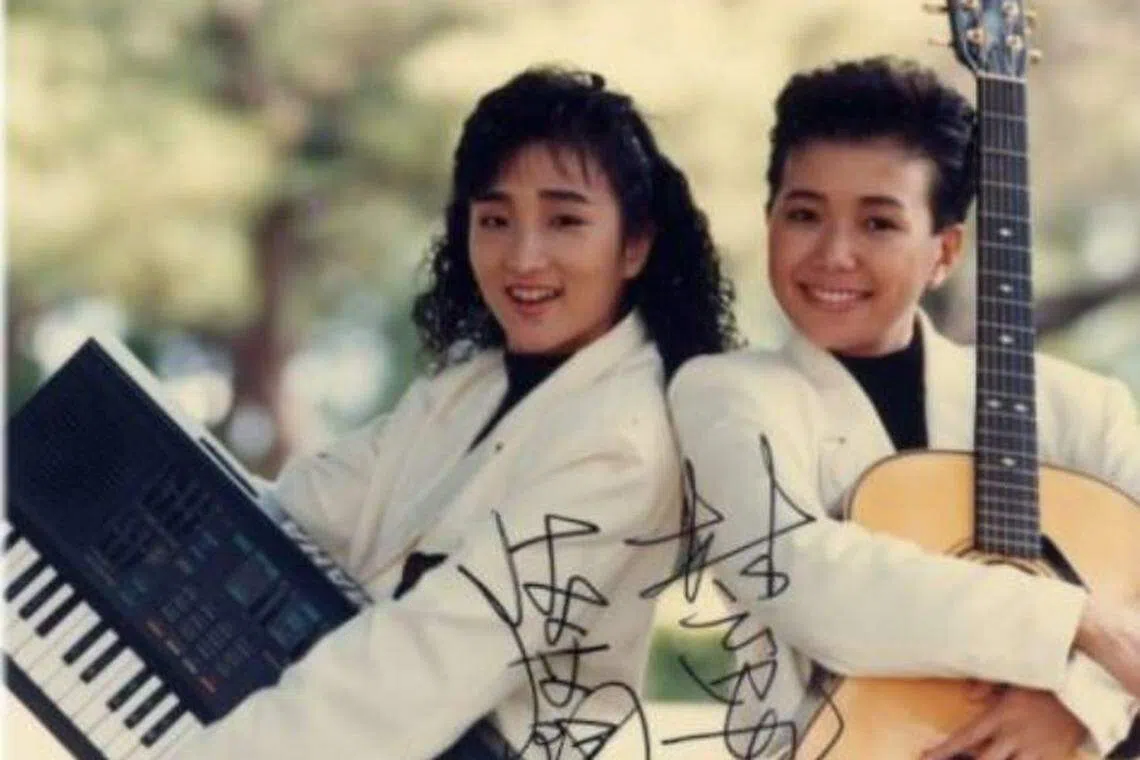 当年芝麻龙眼因《动不动就说爱我》爆红，却不幸遇上致命车祸，导致“芝麻”陈艾玲（左）轻伤，“龙眼”林育如逝世。（互联网）