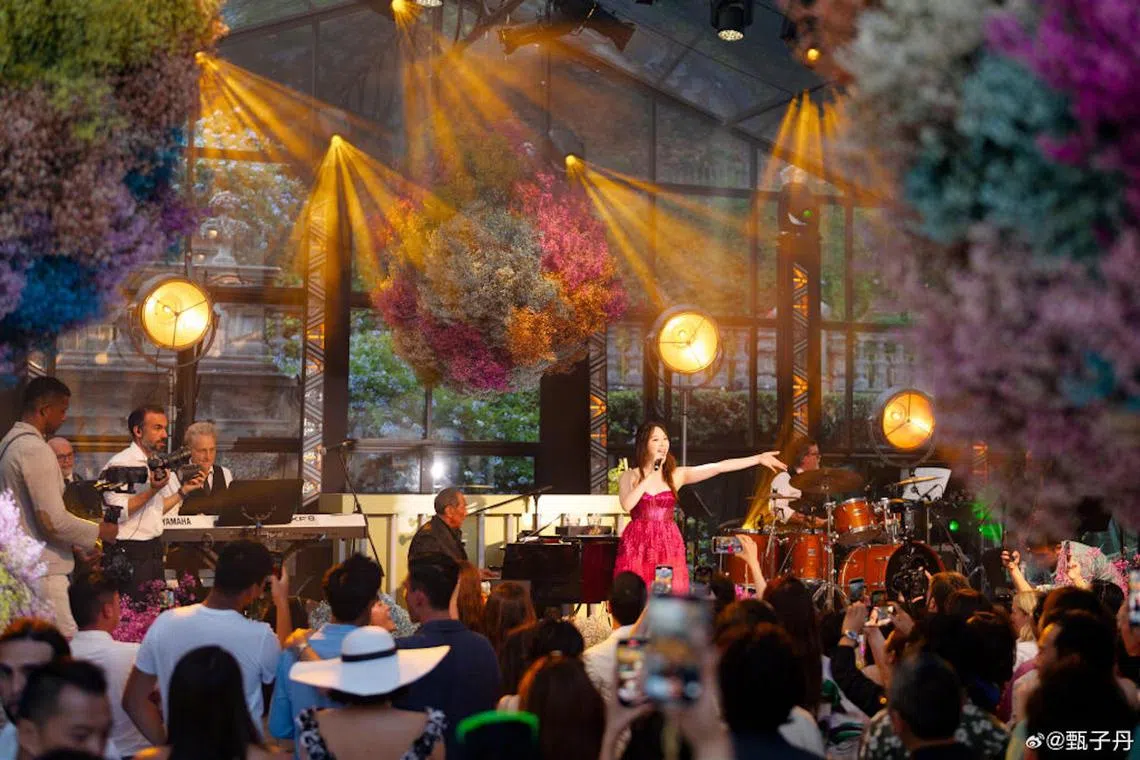 甄子丹女儿甄济如（Jasmine）在派对上高歌一曲。（取自甄子丹微博）