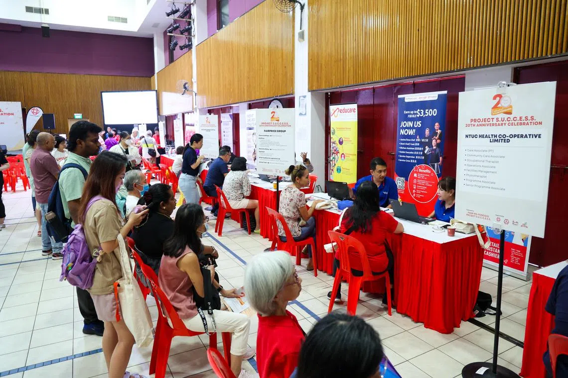 星期六在白沙伊莱雅民众俱乐部举行的职业配对活动提供了超过1200个职位，涵盖运营、医疗保健和航空技术等多个领域。（林明顺摄）