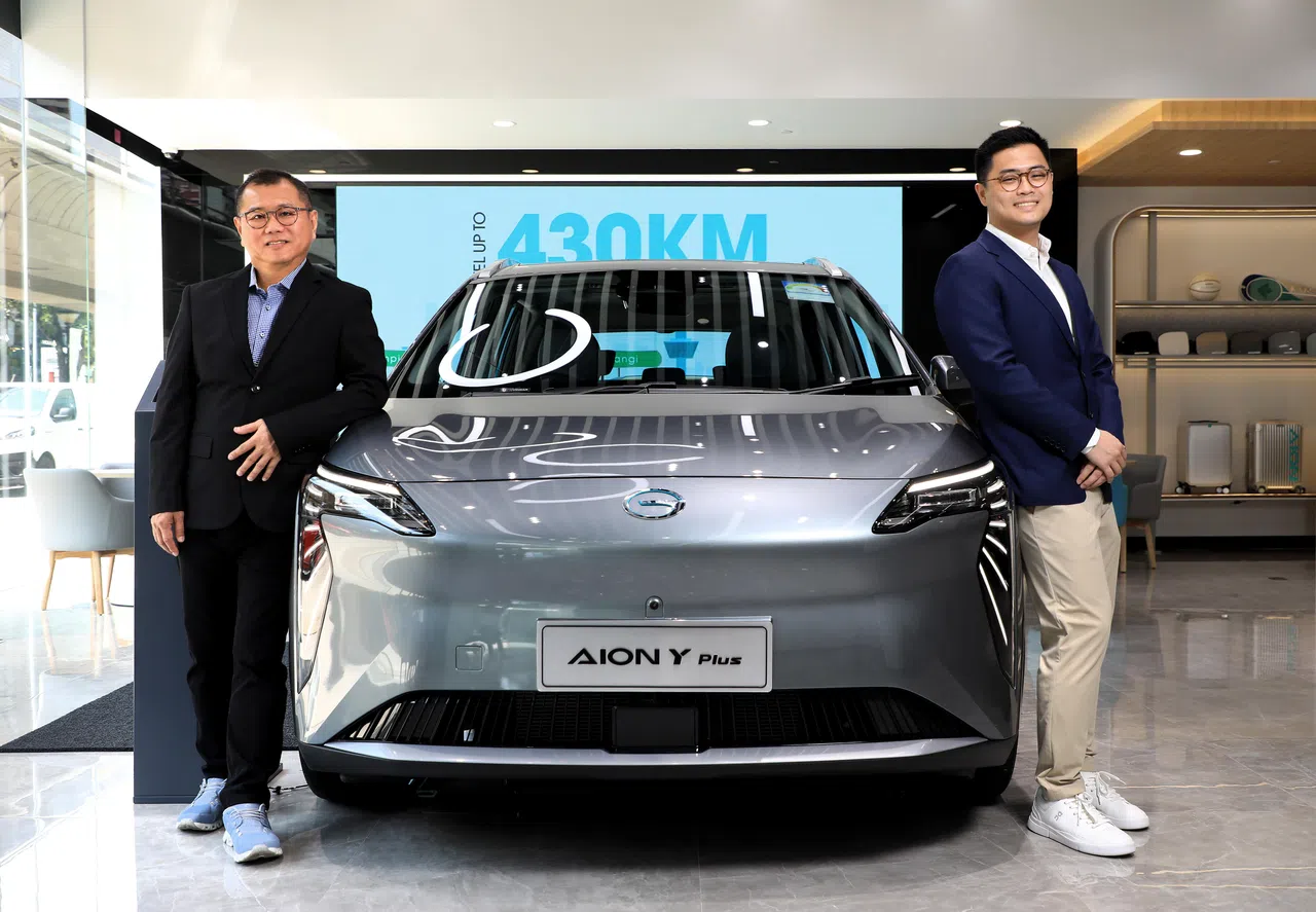 陈钲综（右）从小在父亲的车行长大，对售车服务有一定的了解。他原本在美国纽约担任软件工程师，直到2022年，他在父亲的建议下回国加入父亲陈率堂的公司。（何炳耀摄）