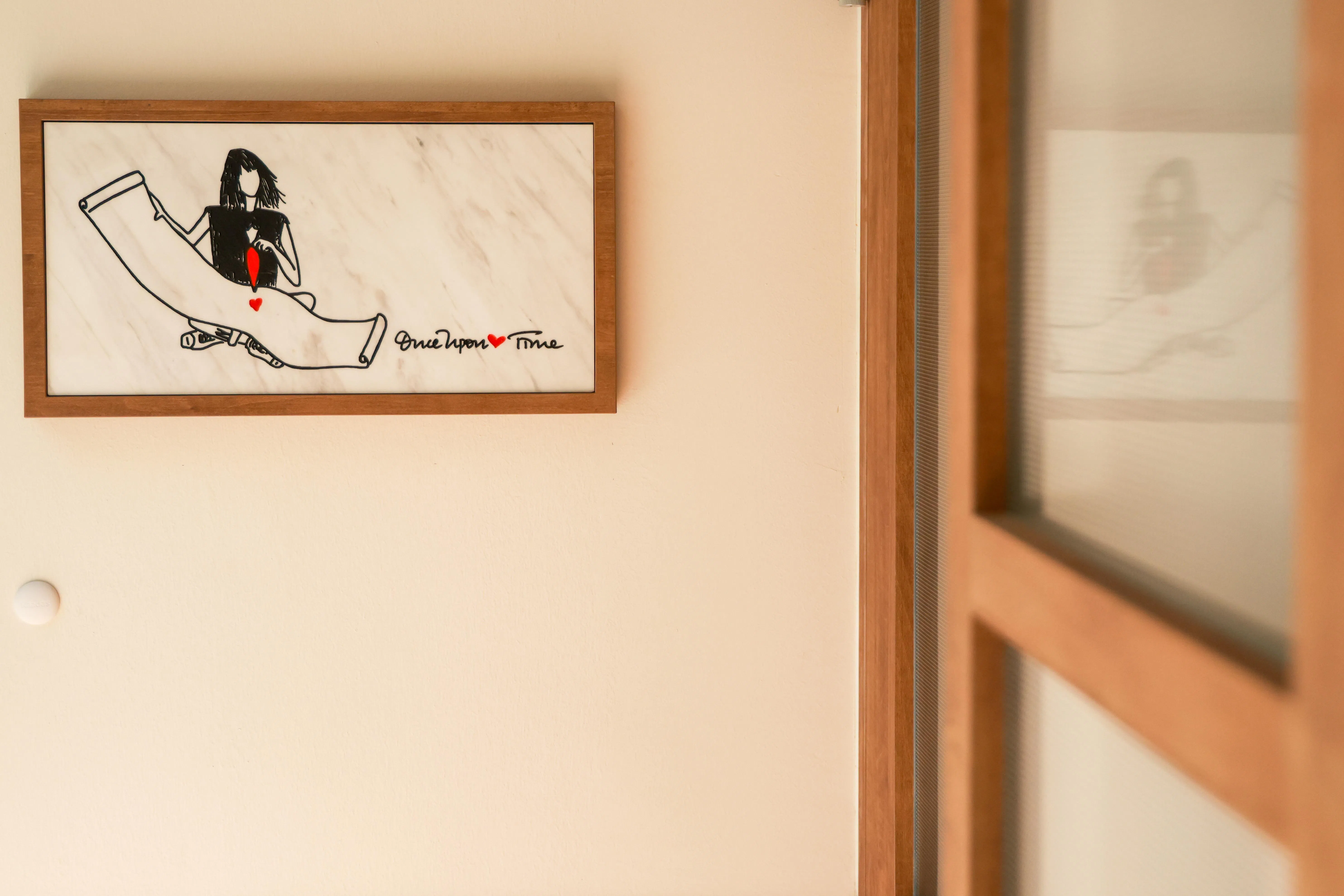 初始店的白色大理石桌整块拆除，并切出一部分制成新店招牌。（陈斌勤摄）