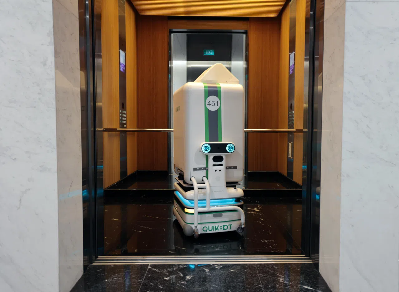 小机器人乘搭电梯到顾客楼层。（梁麒麟摄）