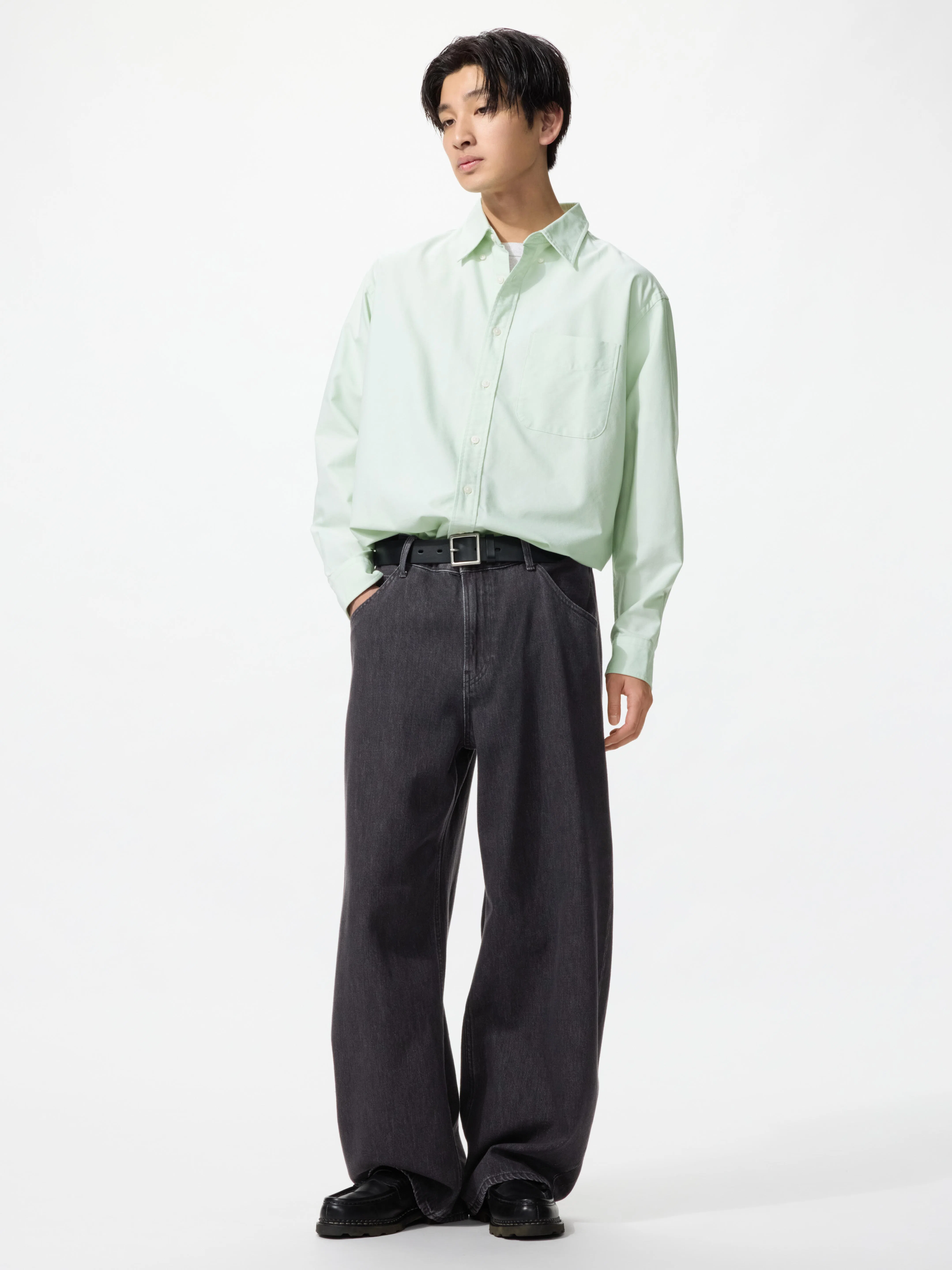 裤脚长到拖地的牛仔裤是90年代牛仔裤的特色，现又流行起来。（Uniqlo提供）