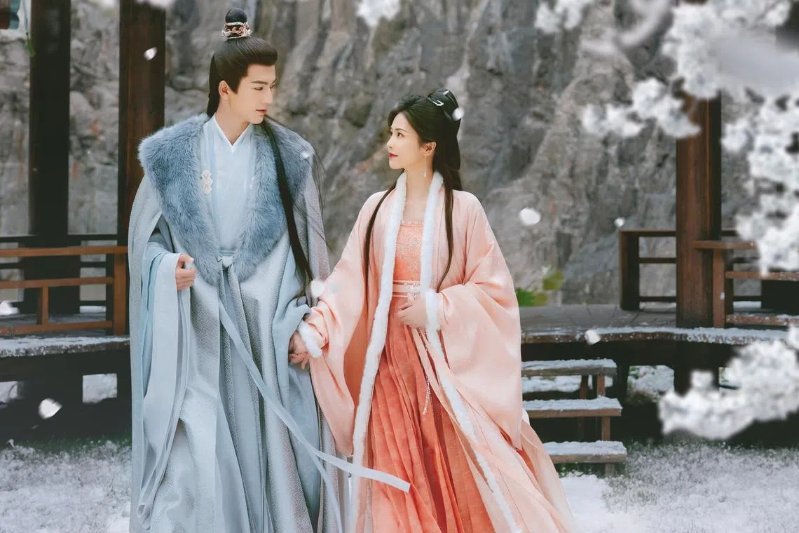 白鹿（右）搭档张凌赫的《宁安如梦》，上演主角重生后逆袭的爱情故事。（爱奇艺国际站提供）