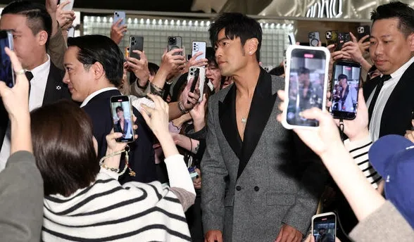 周杰伦现身引来现场一阵骚动。（互联网）