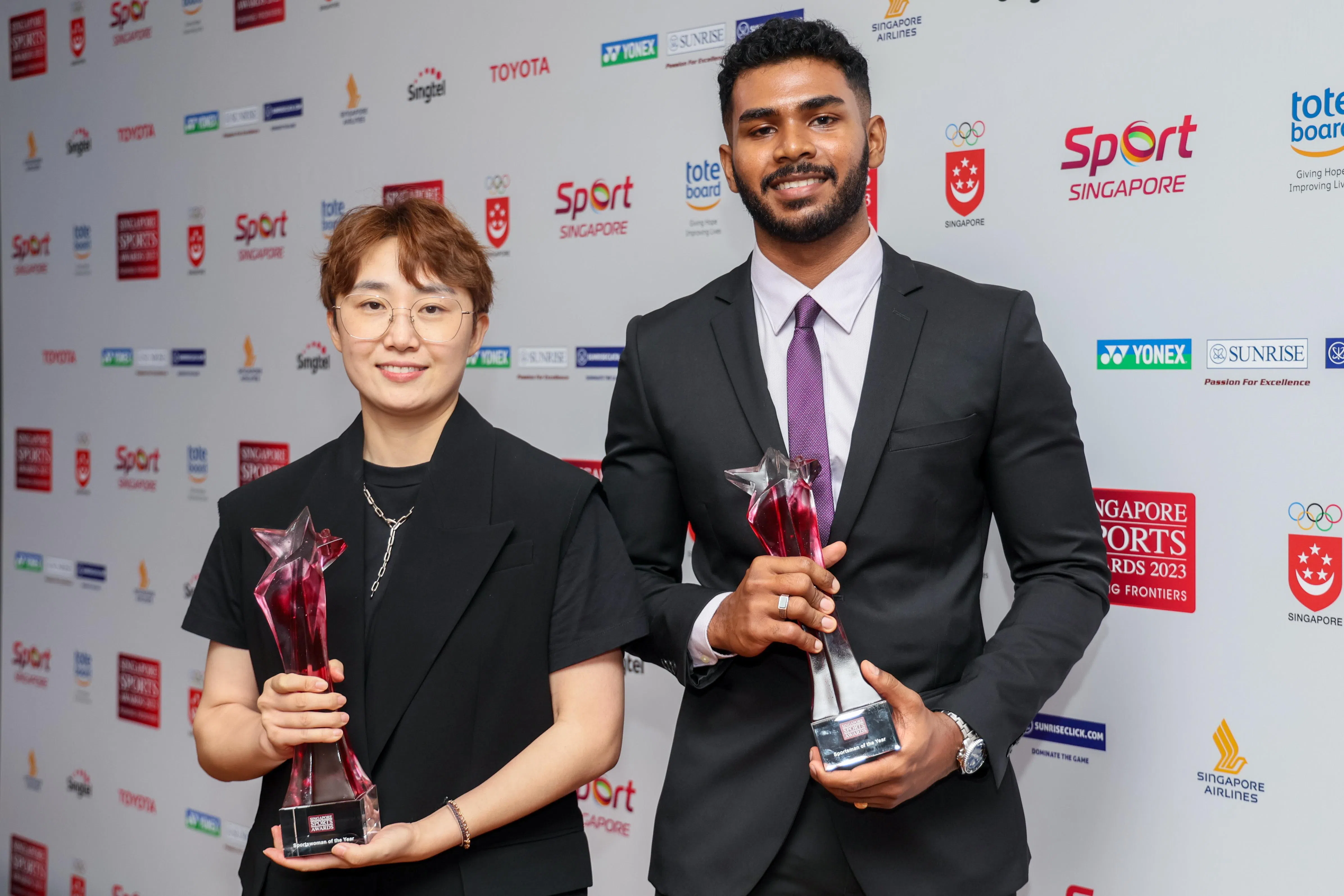 世锦赛冠军法尔汉（右）是历来首位获得年度最佳男运动员的马来武术选手。（卓祾祎摄）