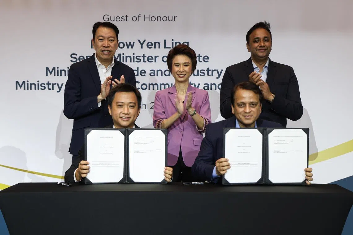 消协执行理事长郑海鸿（前排左起）和Pine Labs首席商务官迪拉吉（Dheeraj Chowdhry），星期天在贸工部兼文化、社区及青年部高级政务部长刘燕玲（后排中）、消协会长杨益财及Pine Labs新加坡业务负责人普拉萨纳（Prasanna Varadharajan）见证下，签署谅解备忘录。（关俊威摄）