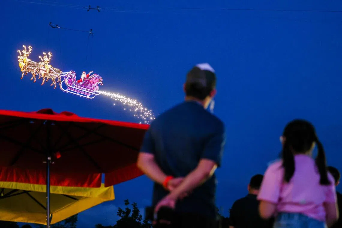 夜幕降临时，圣诞老人乘着雪橇飞越绿坪（The Meadow）。（林明顺摄）