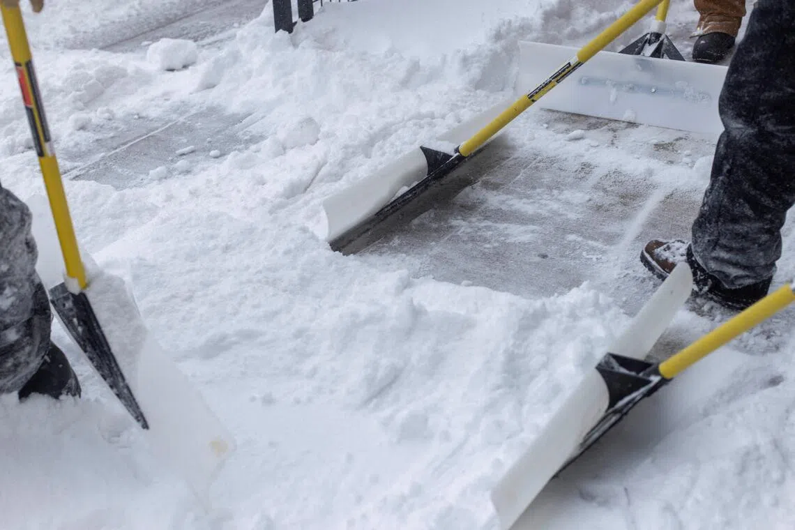 美国十几个州宣布进入紧急状态应对冬季风暴