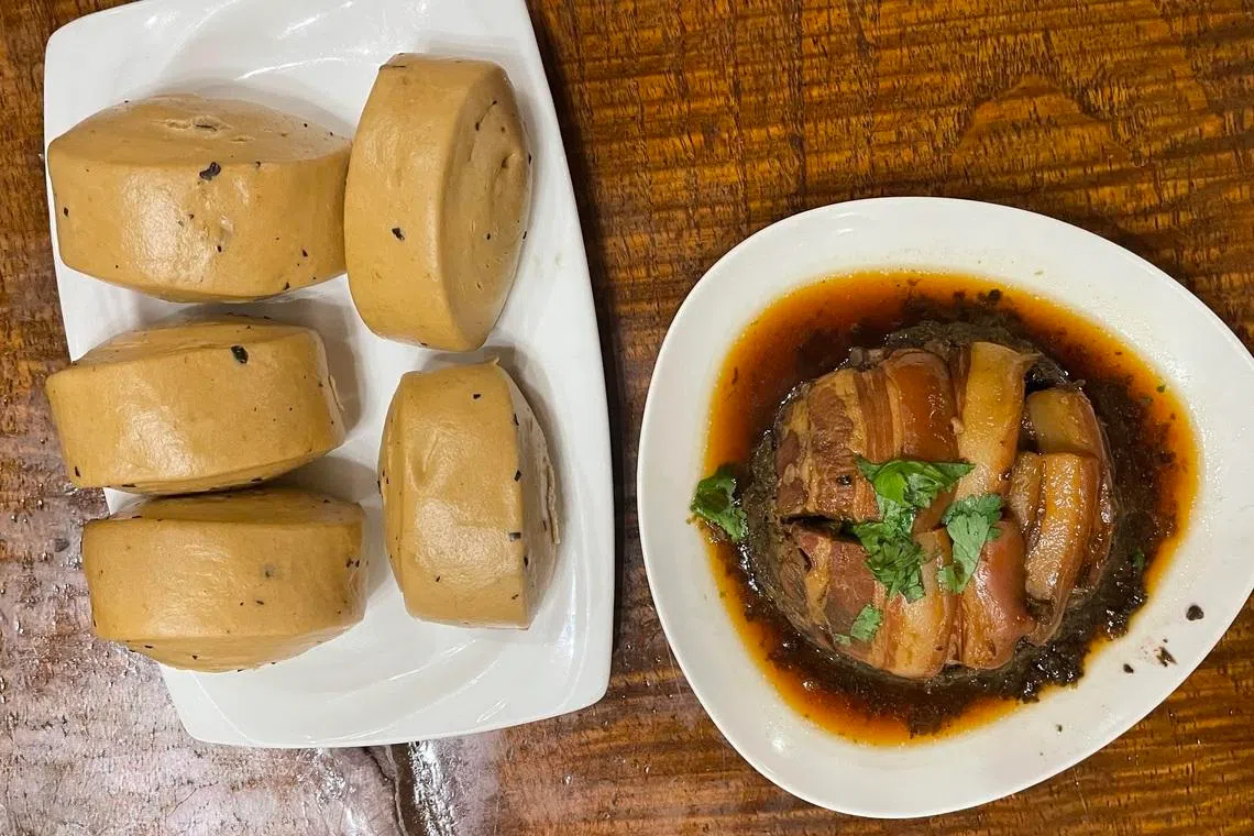 枣庄的梅干扣肉配红枣馒头，展现客家风味。（王秀金摄）