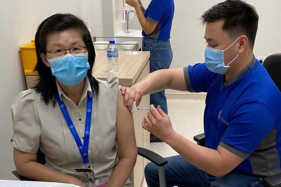 梁玉心是本地第一批接种冠病疫苗的医护人员之一。冠病疫情不仅改变她对应对传染病疫情的观点，也让她有机会走上国际舞台，参与世界卫生组织事务。（档案照片）