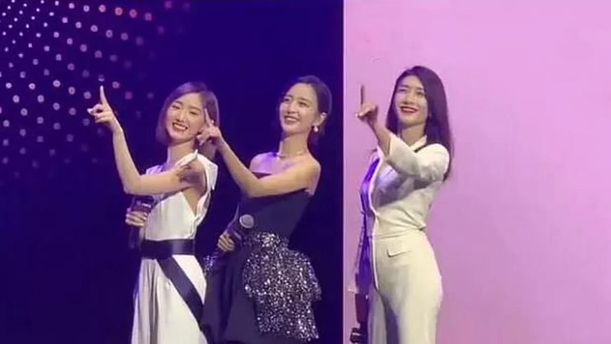 佟丽娅（中）在粉丝反对声中，辞演江疏影（右）、毛晓彤合演的《三十而已》。（互联网）