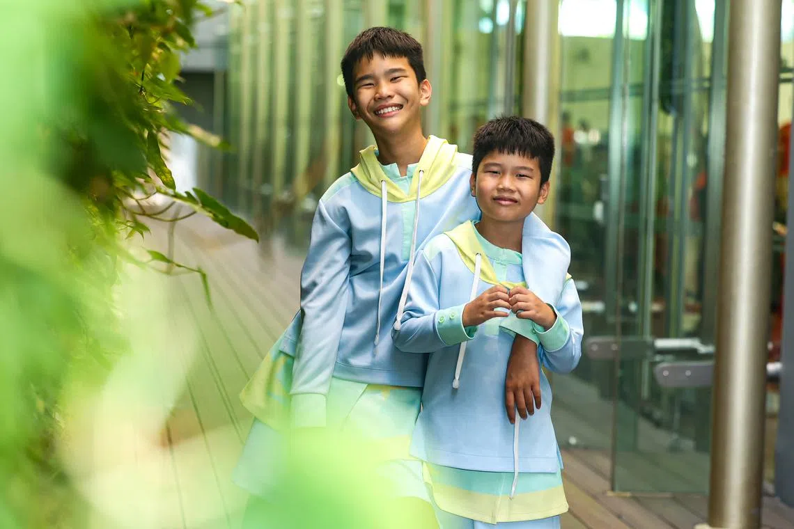 许仁语和许宸诚都热爱歌唱，常常一起练习和外出表演。这次庆典兄弟俩虽然不是并肩唱歌，但每次转头看到对方，都能感受满满的力量，紧张感也烟消云散。（郑一鸣摄）