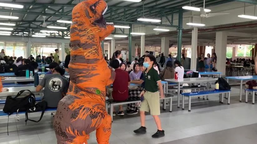 一名学生穿上充气恐龙服装，别致的穿搭吸引了大家的目光。（淡初提供）