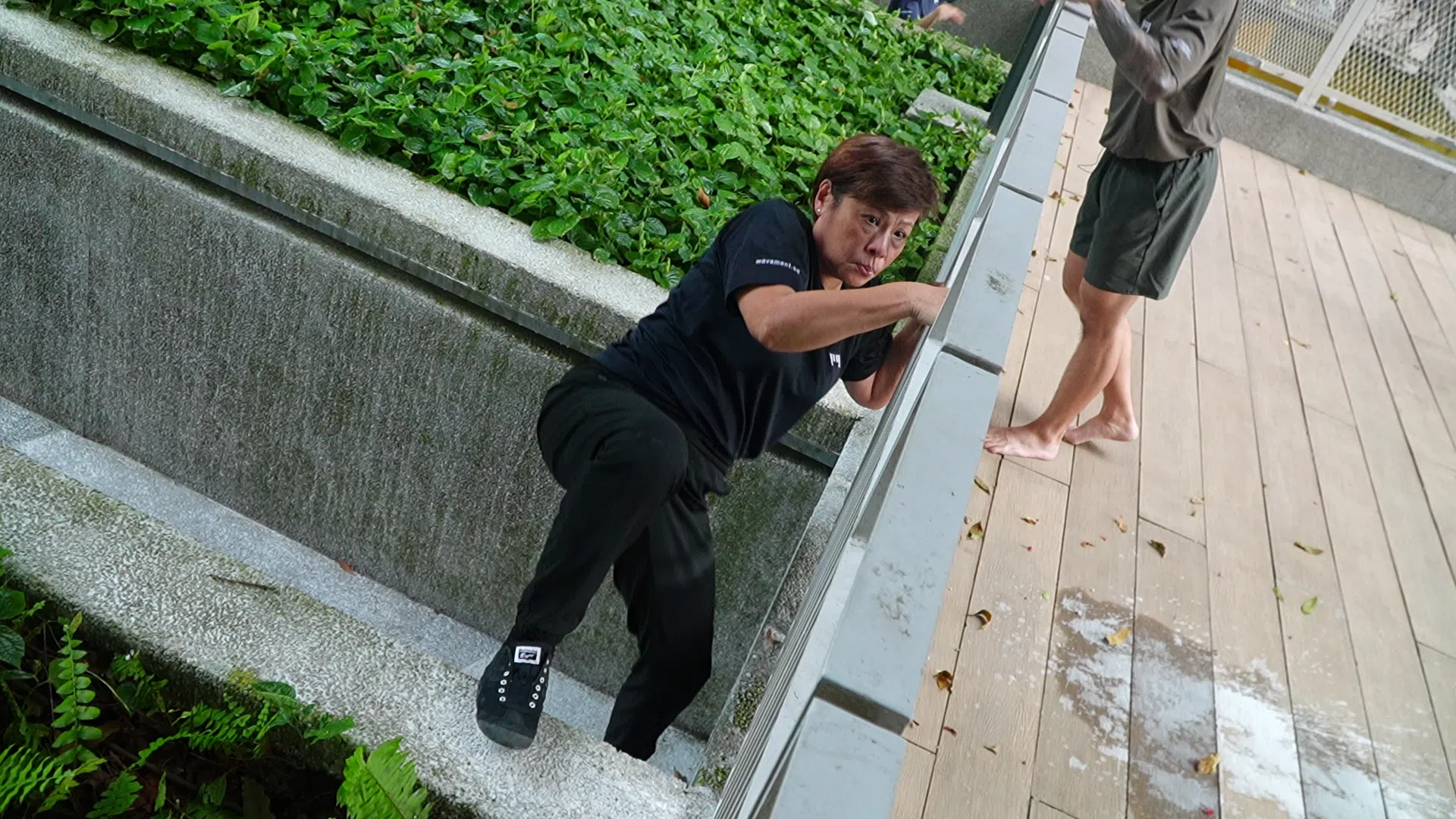 陈丁玲（65岁）练习翻墙，她跟陈煦文练跑酷八年了。（视频截图）