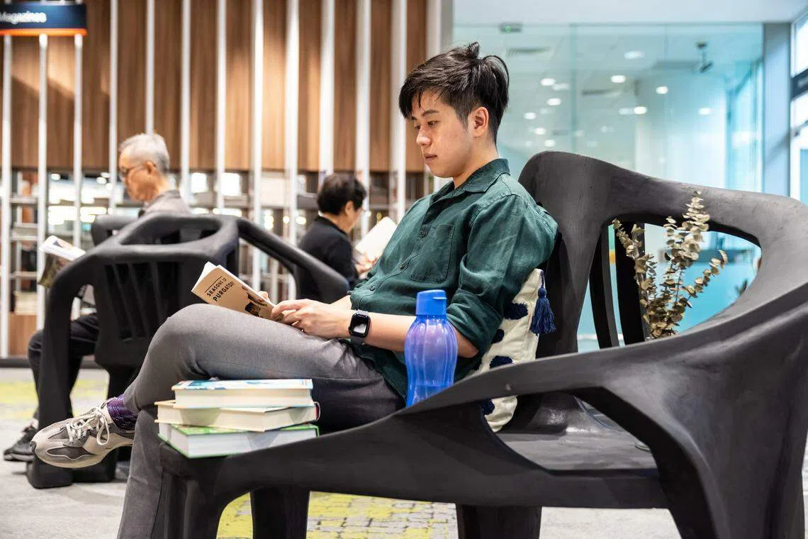 中央公共图书馆内由家具公司ipse ipsa ipsum布置的阅读空间摆放了设计独特的黑色座椅，它们都是用再生材料制作而成的。（国家图书馆管理局提供）