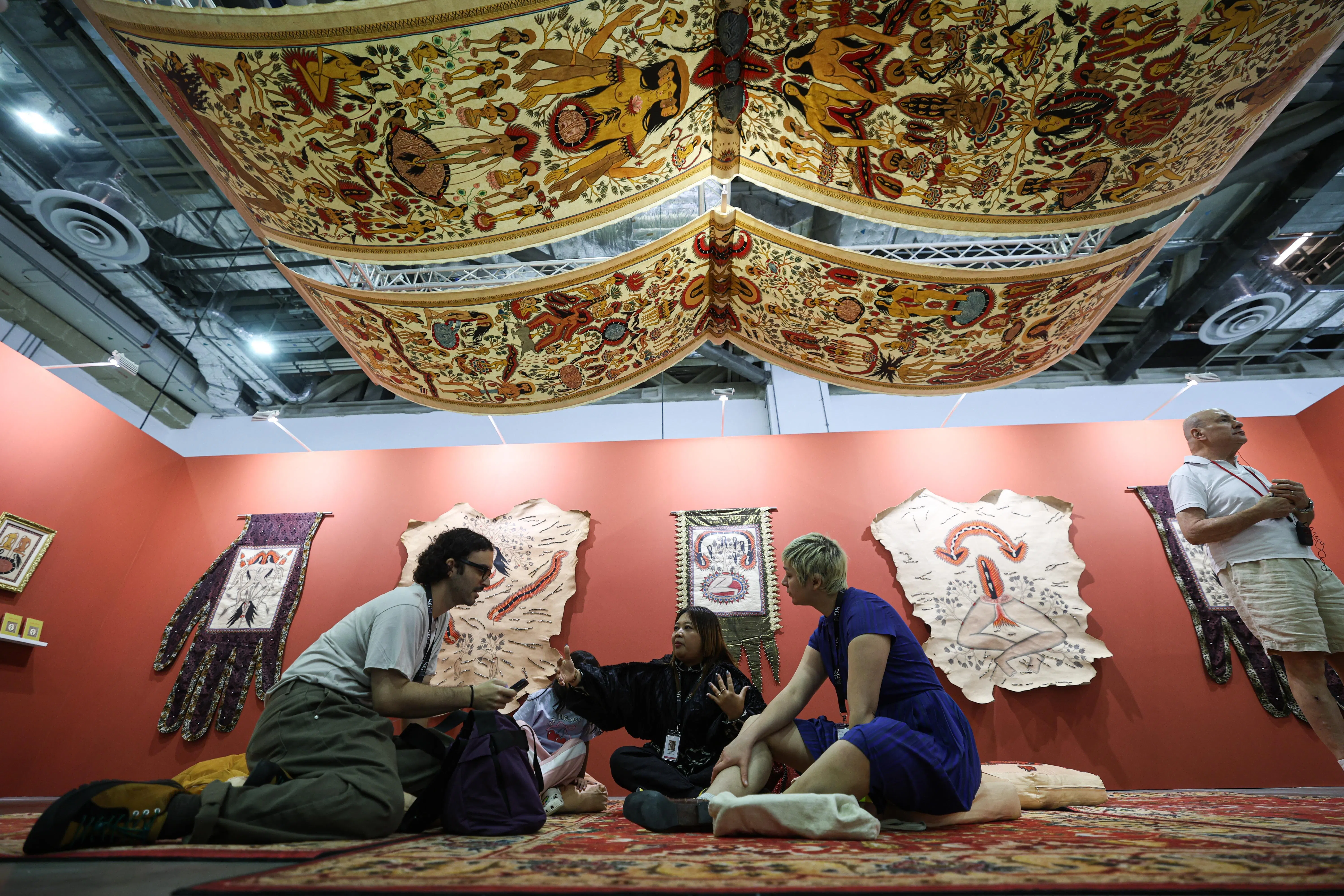 新加坡Yeo Workshop’s铺上地毯，让访客坐下欣赏峇厘岛艺术家Citra Sasmita的作品。（关俊威摄）