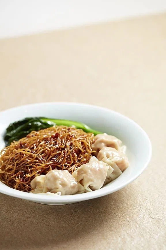 招牌鲜虾云吞面有干捞版本，面条爽弹，滋味浓郁。（餐馆提供）