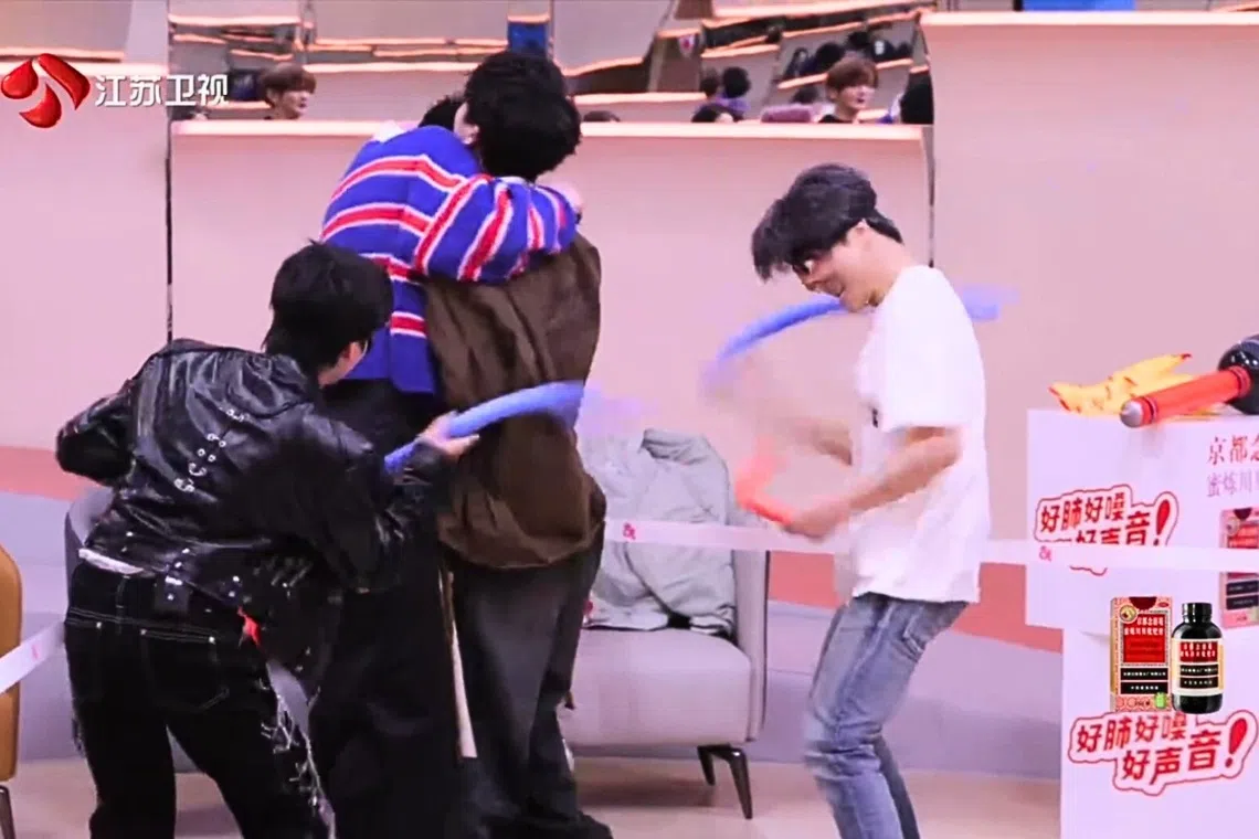 刘宇宁（后排左起）、黄子弘凡从对手变“难兄难弟”抱在一起。周深（左下）、薛之谦（右）乘机攻击他们。（节目视频截图）