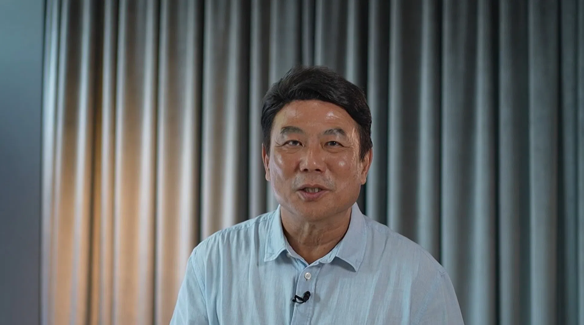 导演兼制片人梁志强制作多部电影，反映新加坡社会现象。李显龙总理曾在国庆群众大会上多次提及他的作品。（视频截图）