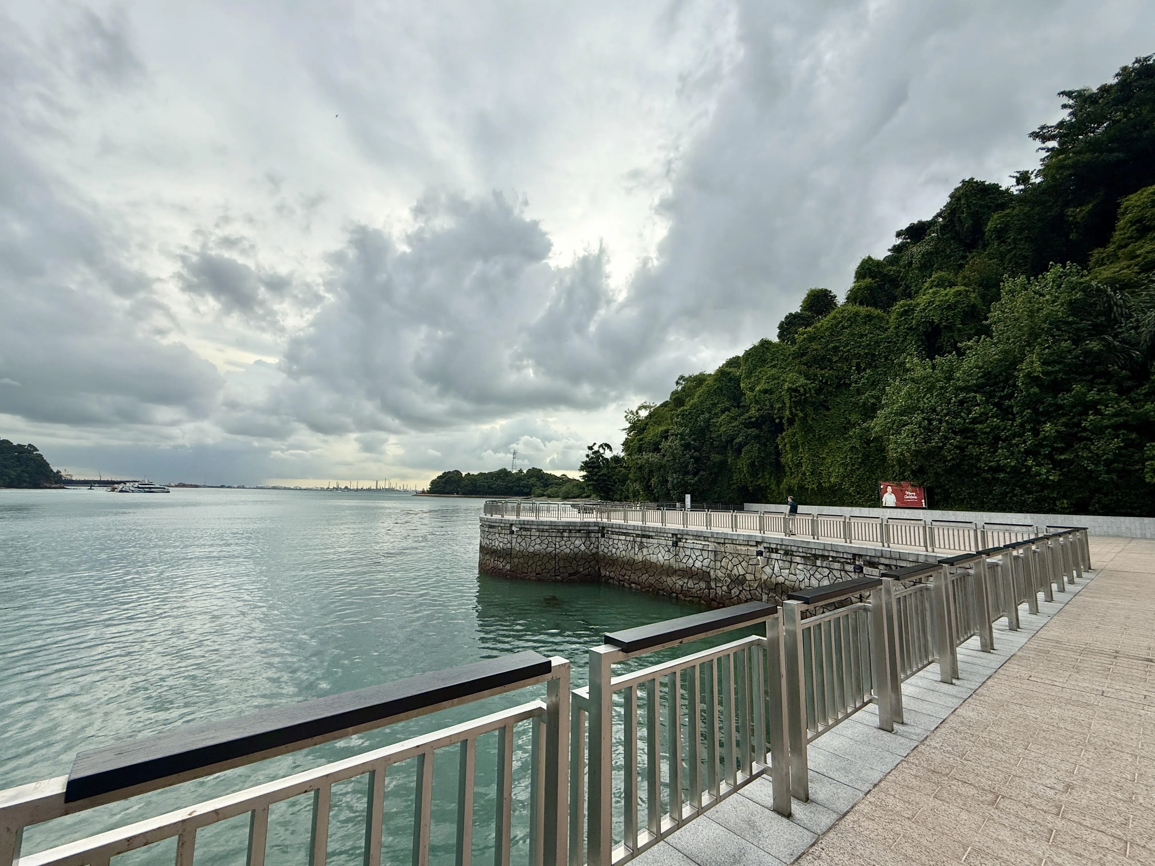 滨海步道宽敞，可让两三人并肩同行，不担心妨碍其他行人或骑士。（陈映蓁摄）