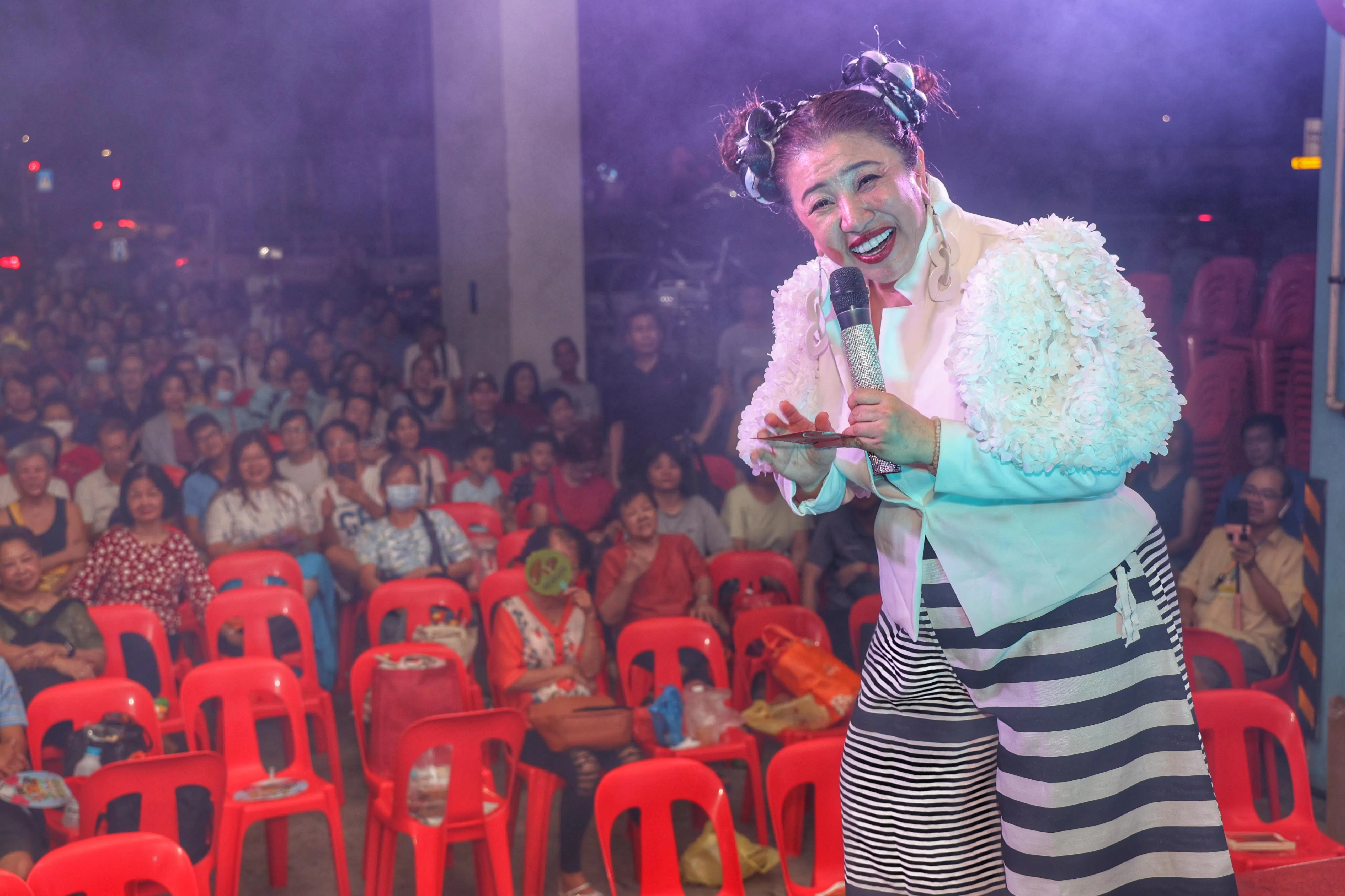 从八岁起跑歌台53年的刘玲玲今年七月主持八场歌台，她勉励艺人提升表演方式和内涵，如水一般灵活变化，才能让歌台文化更有吸引力。（郑一鸣摄）