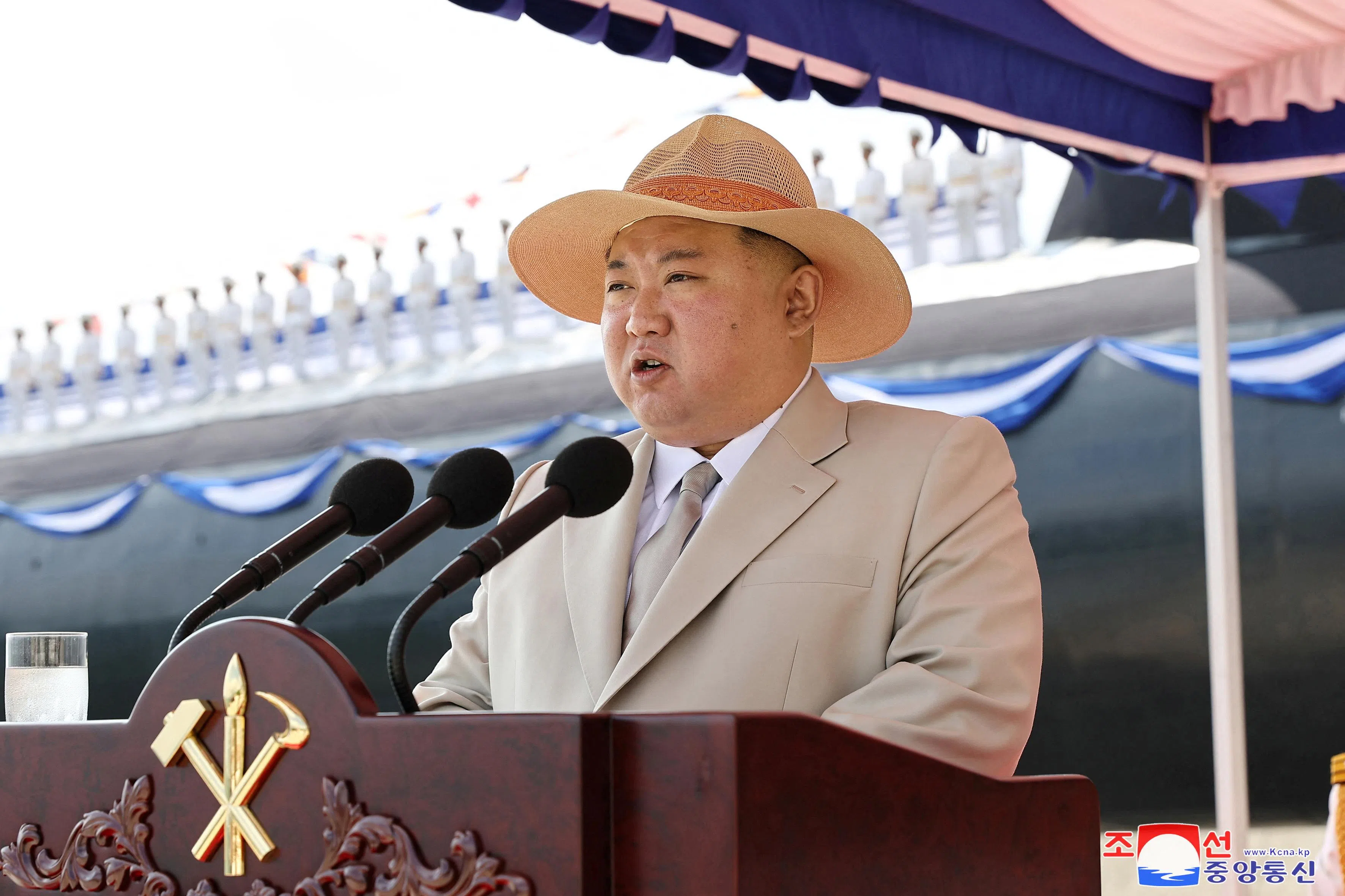 金正恩在致辞时强调，朝鲜海军核武装化刻不容缓，应加快向海军交付搭载战术核的水下和水上舰艇，让海军圆满执行战略使命。（路透社）