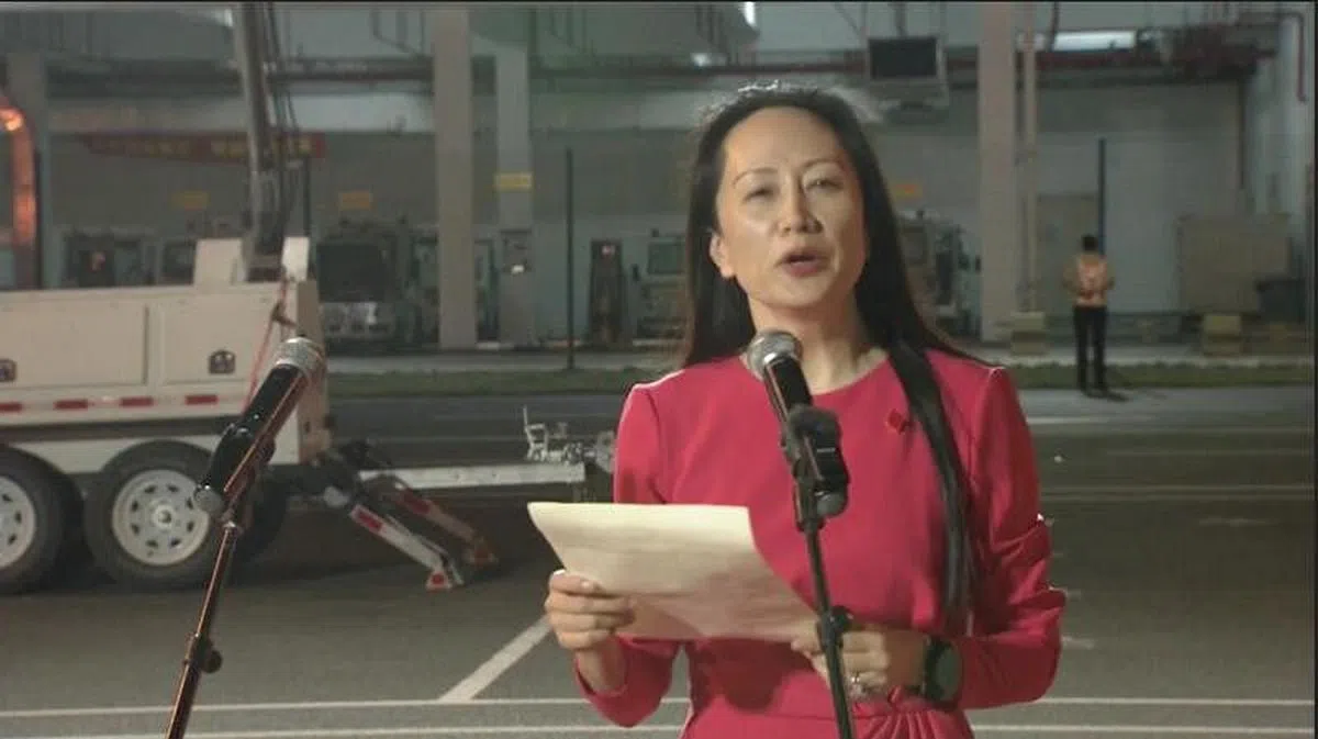 她在深圳机场哽咽地说：“异国他乡的漫长等待，充满了挣扎和煎熬”。（路透社）