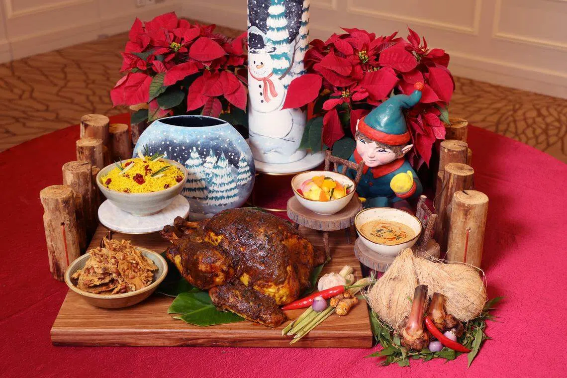 新加坡富丽敦酒店的叻沙圣诞火鸡。（唐家鸿摄）