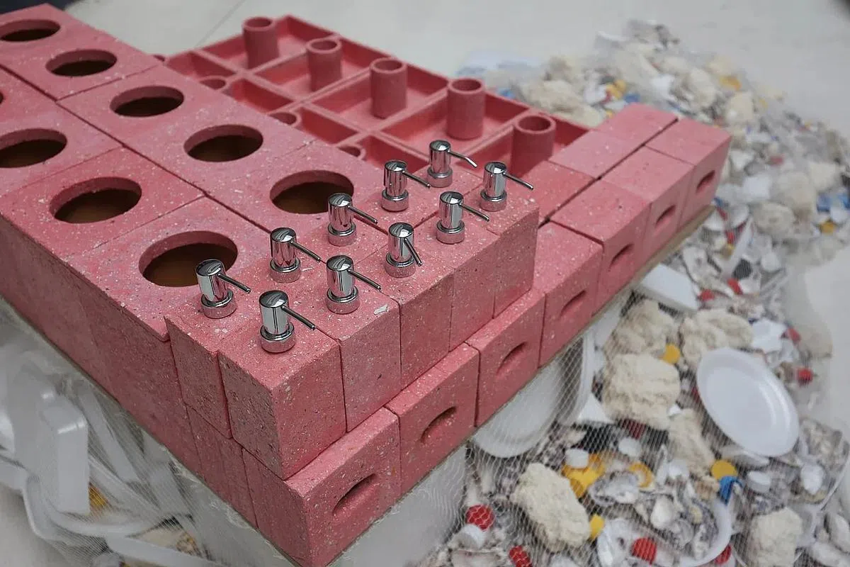 这系列浴室用品是Potato Head用蚝壳与塑料废物制成的。（蔡家增摄）