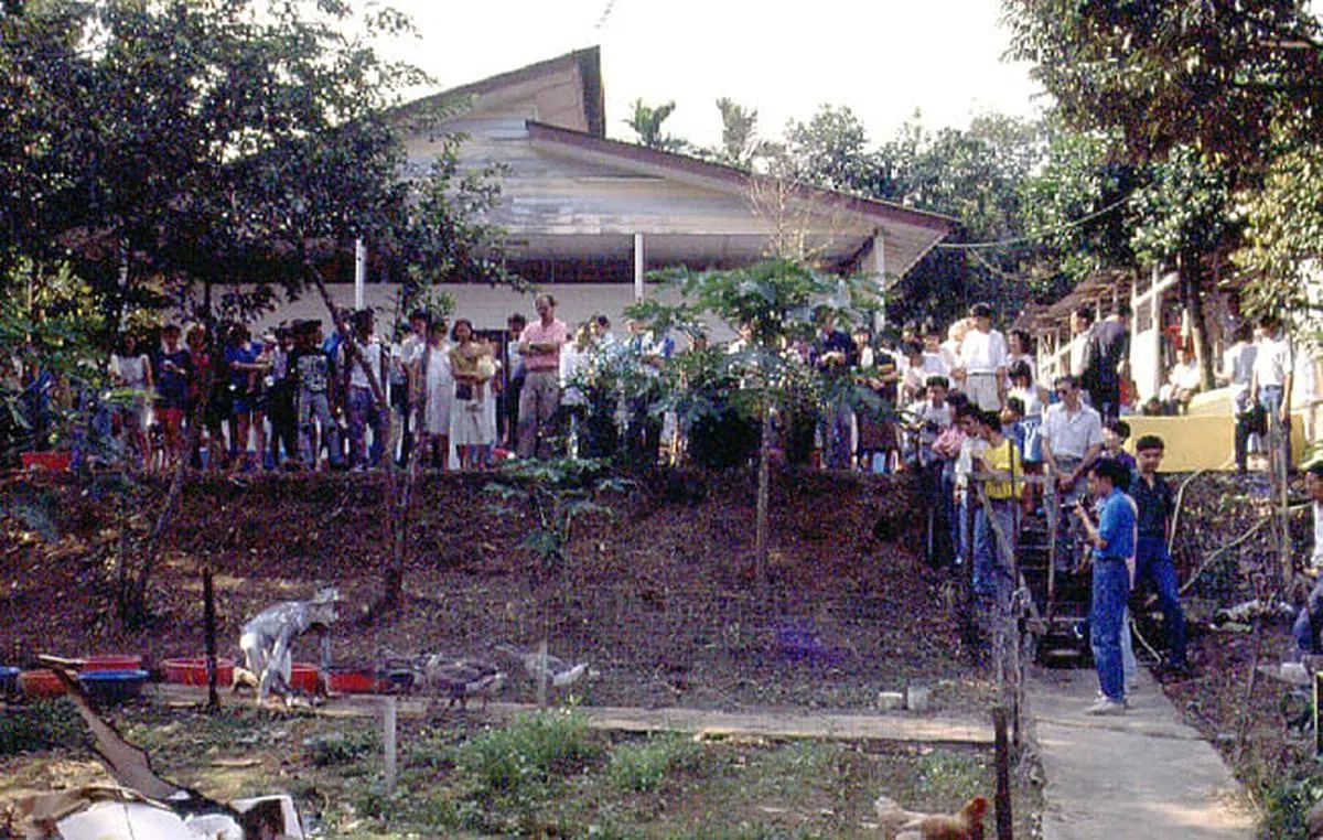 许元豪地图装置《艺术村（1988-1990）》照片之一，记录唐大雾1989年在三巴旺村落办“鹅人”行为艺术，与所养的鹅只对话。