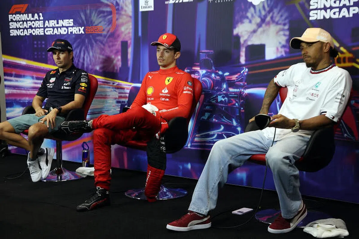 排位赛前三车手：法拉利的勒克莱尔（中）、红牛的佩雷兹（左）和马赛地的哈密尔顿（右）接受媒体采访。（邝启聪摄）