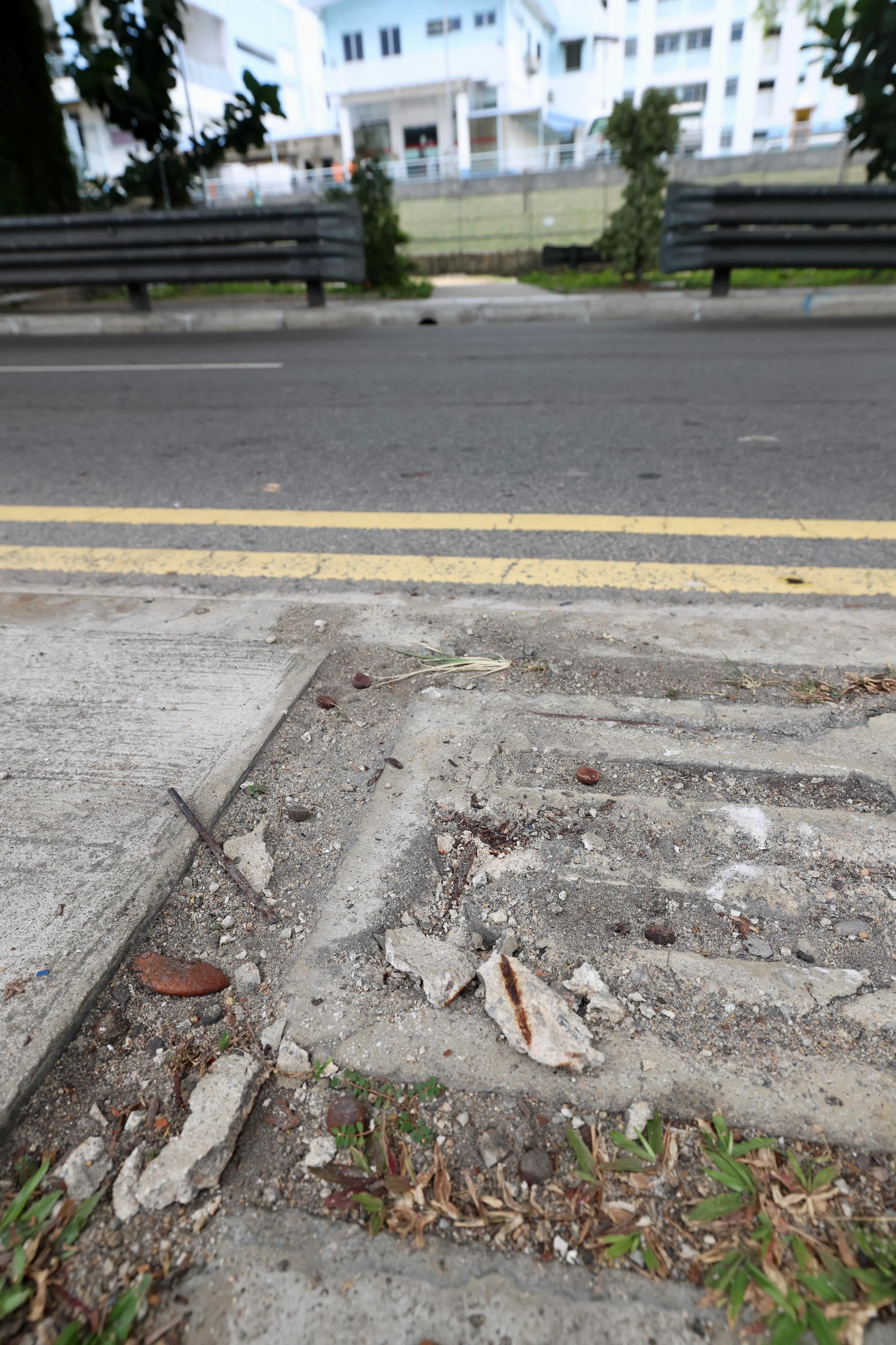 地面虽然没有明显血迹，但可看见疑似被剪断的钢筋。（邝启聪摄）