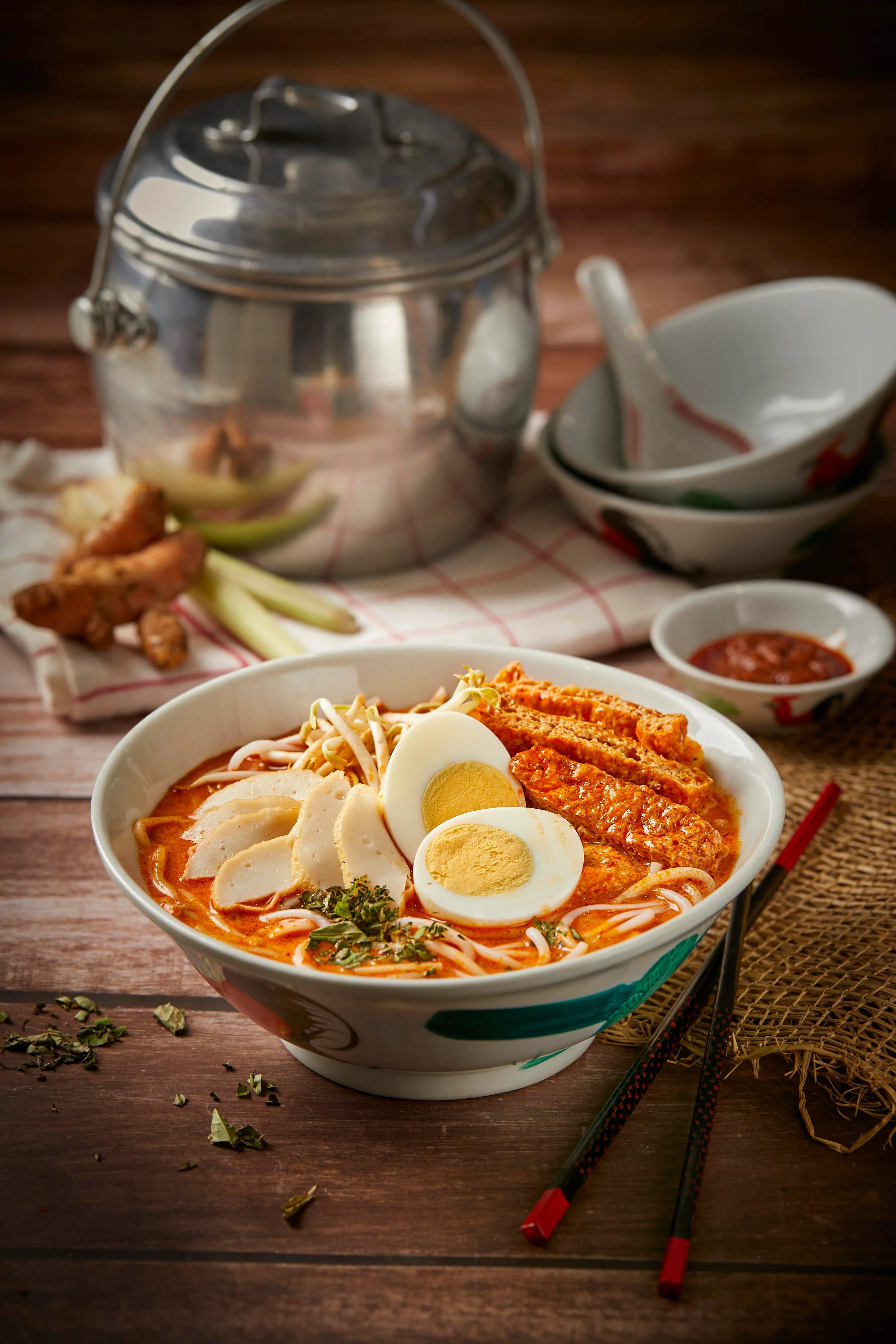 Nya Nya Nonya Laksa的娘惹叻沙充满南洋风味，面条充分吸收汤汁，配上鱼饼、豆卜及鸡蛋，层次丰富。（食阁提供）