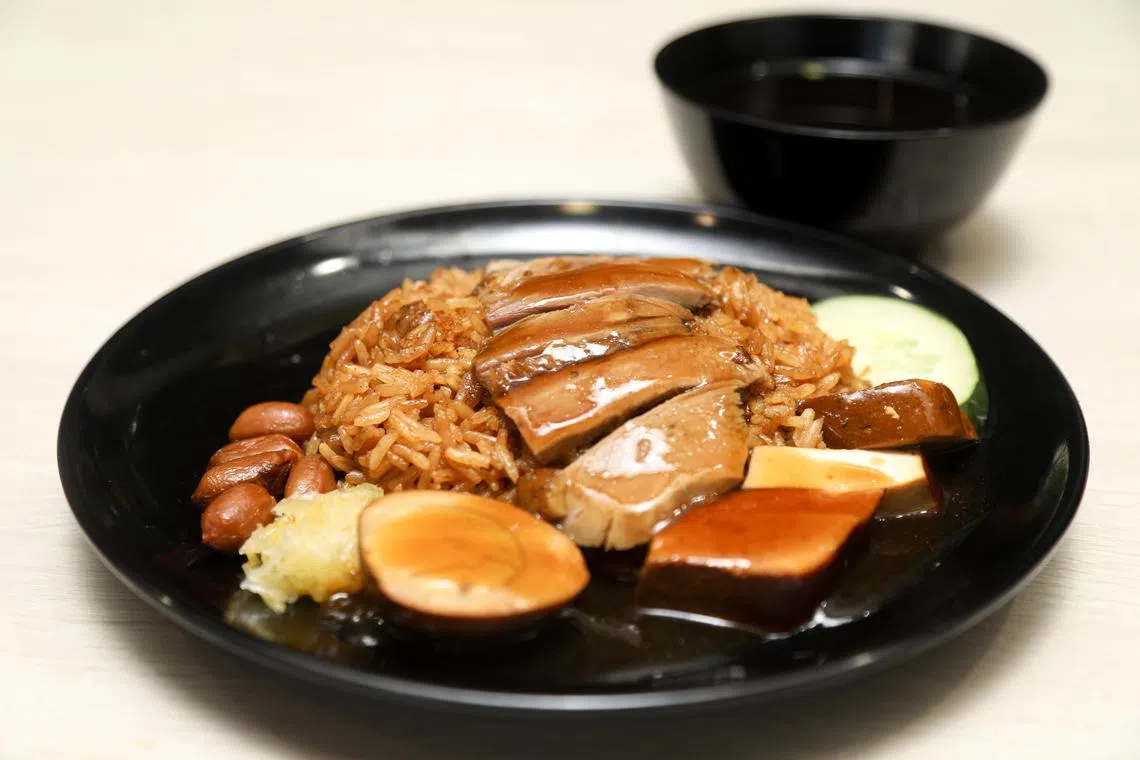 招牌卤鸭饭，特制卤汁浓郁喷香。（刘欣怡摄）
