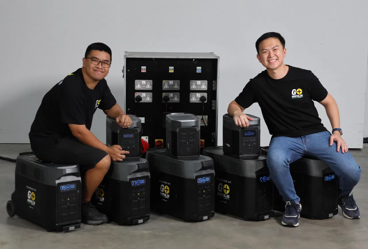 Gorental.SG租借紧急电池发电机，创办人白谨维（右）和运营经理刘必财（左）遇到有需要的家庭，有时会选择免收或补贴配送和发电机费用。（梁麒麟摄）