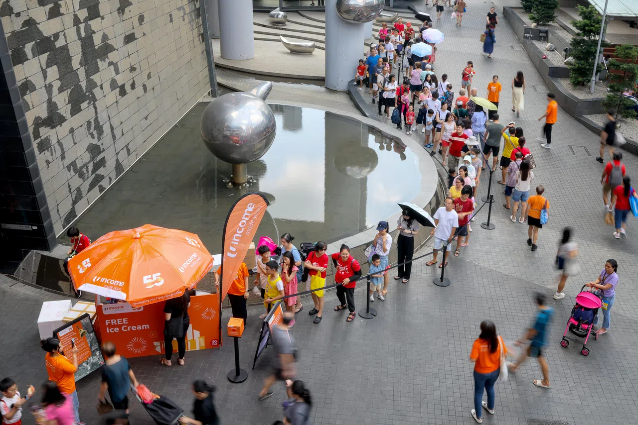 金文泰广场和君超广场中间的喷水池星期六（8月9日）格外热闹，英康保险和街头冰淇淋小贩合作，为公众提供免费的冰淇淋，在炎热下午提供一些凉意。（龙国雄摄）