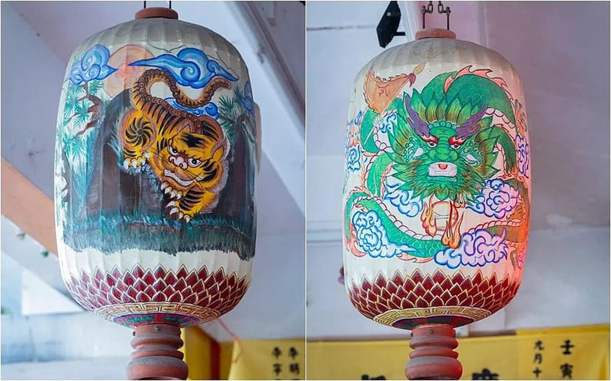 普忠庙的物品多由义工制作，如这对龙虎灯是杨修权绘画的。（陈来福摄）